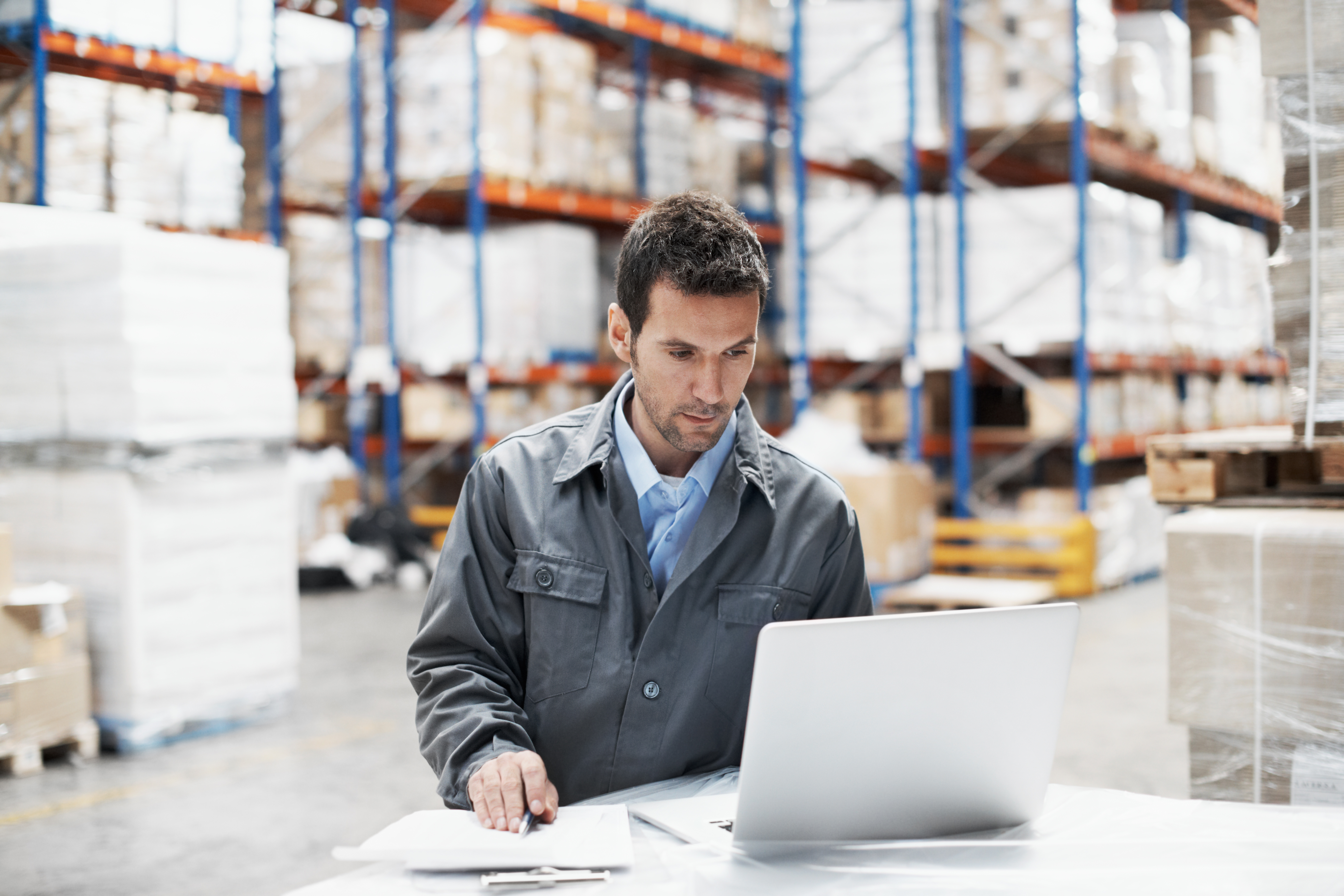 Automatisiertes Produktions- und Logistiklager mit Förderbändern