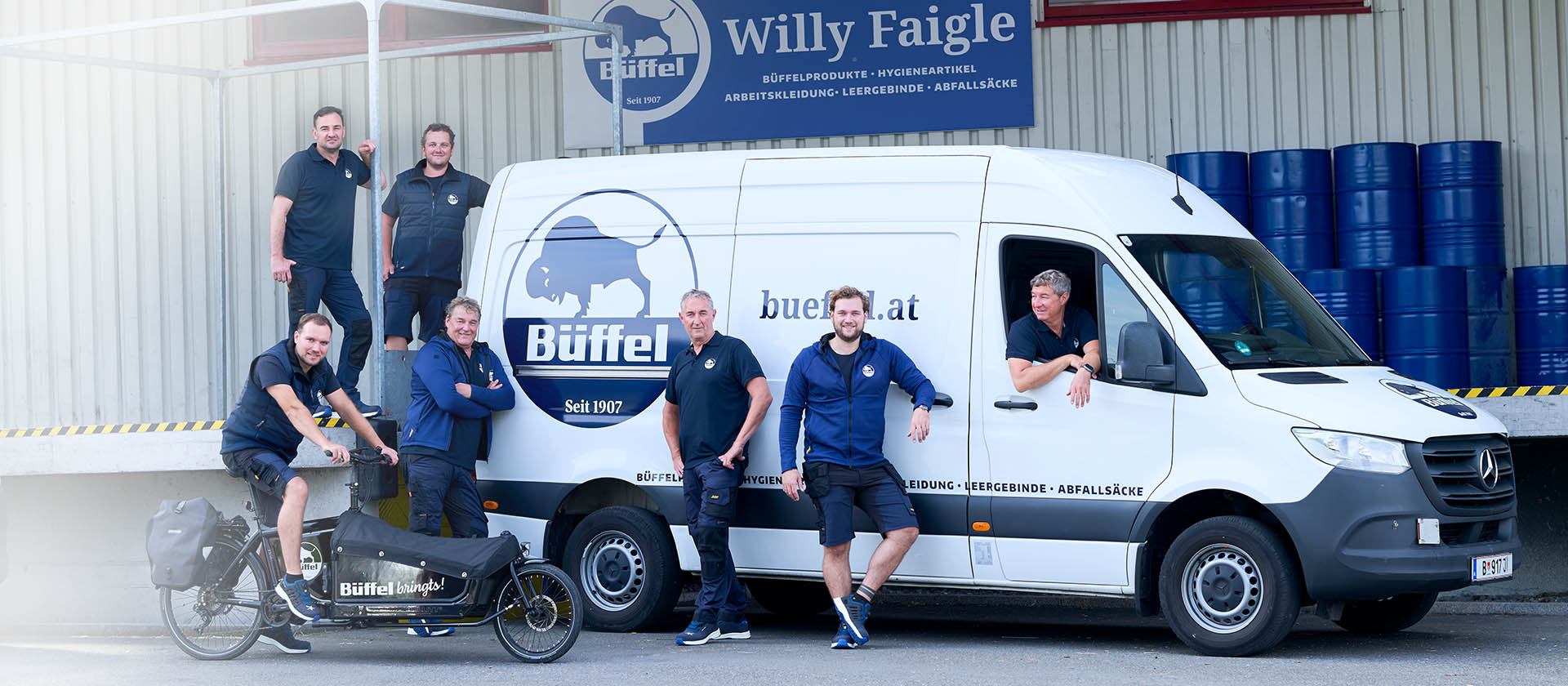 Das Team der Willy Faigle GmbH vor dem Büffel-Lieferfahrzeug